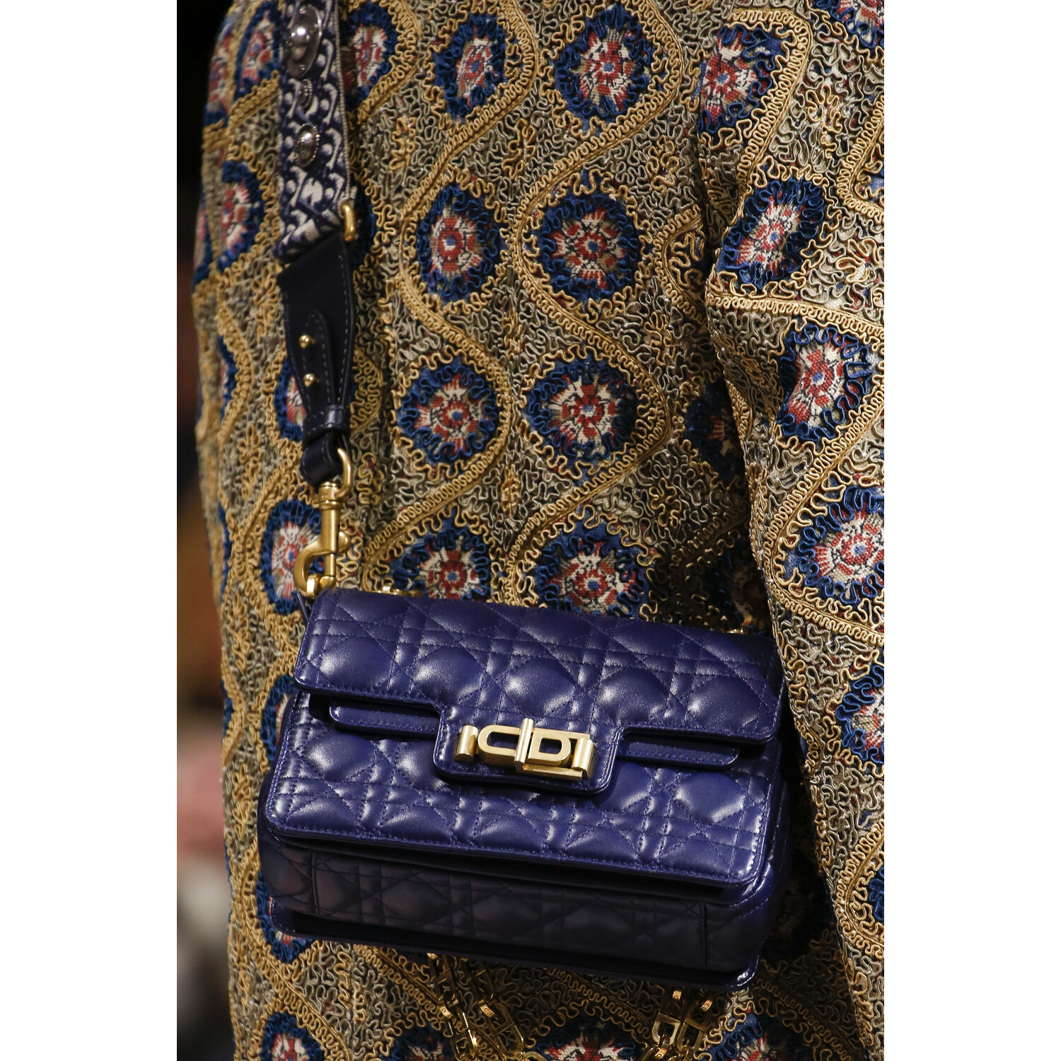 Фото Details Christian Dior , Details Dior Fall 2018 Ready-to-Wear , Детали показа Кристиан Диор , Детали показа Диор осень зима 2018 , Fashion show , неделя моды в Париже , PFW , Мария Грация Кьюри , Mainstyles